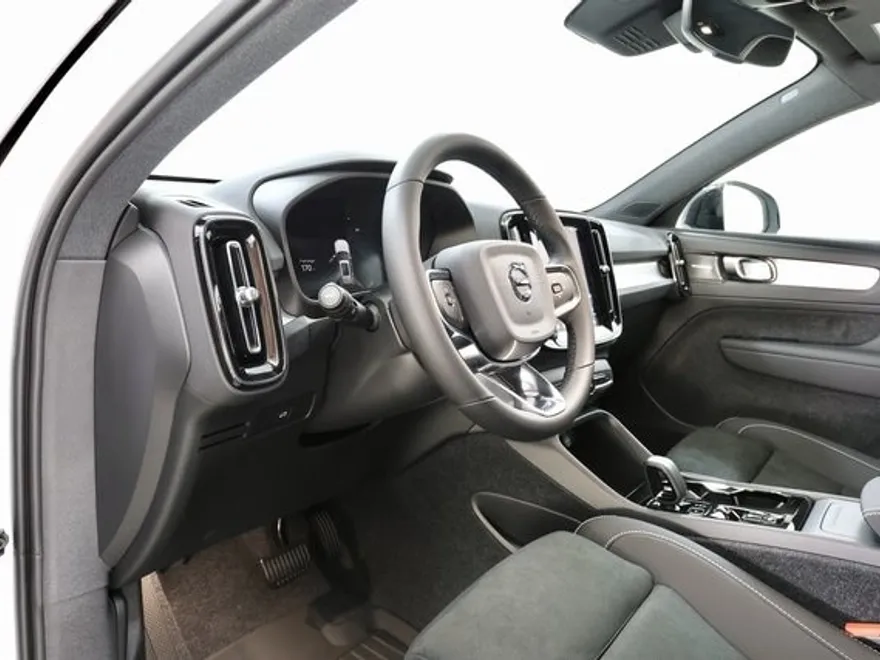 2026 Volvo XC40 photo 1
