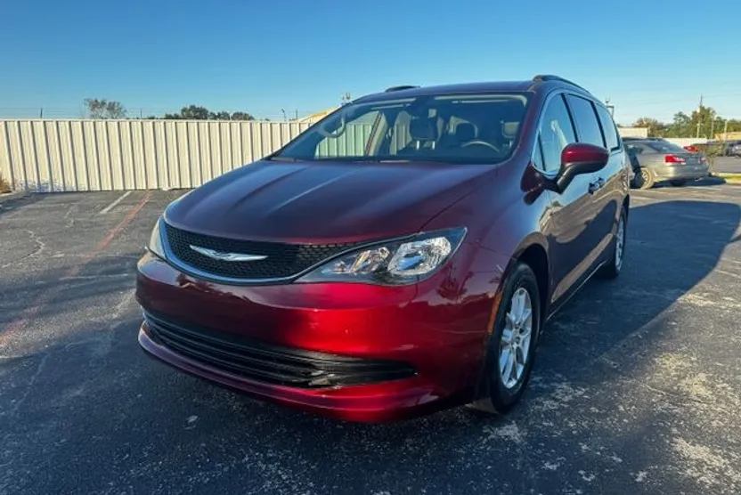 2020 Chrysler Voyager LXi photo 1