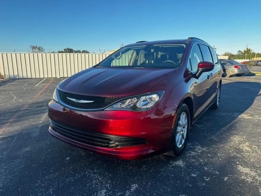 2020 Chrysler Voyager LXi photo 1