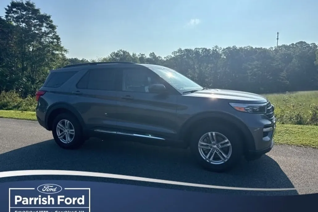 2023 Ford Explorer XLT photo 1