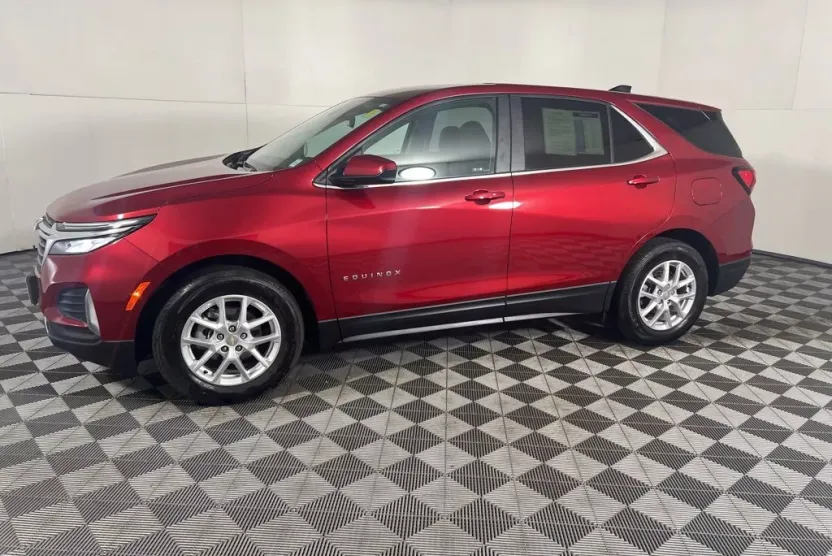 2023 Chevrolet Equinox LT photo 1