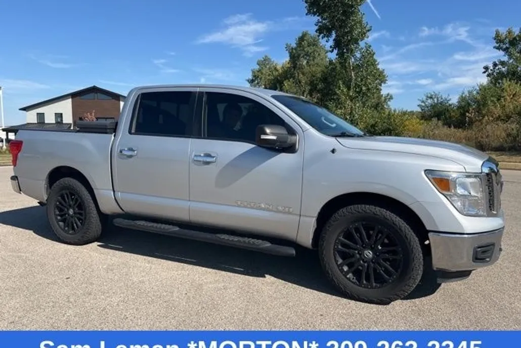 2018 Nissan Titan SV photo 1