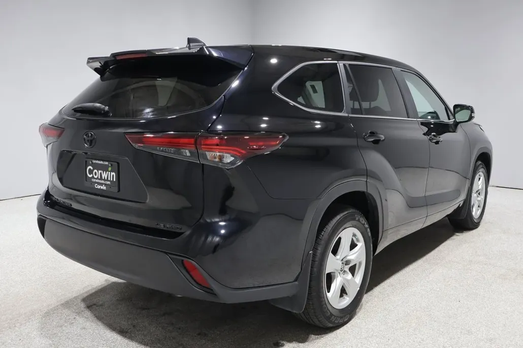 2024 Toyota Highlander LE photo 1