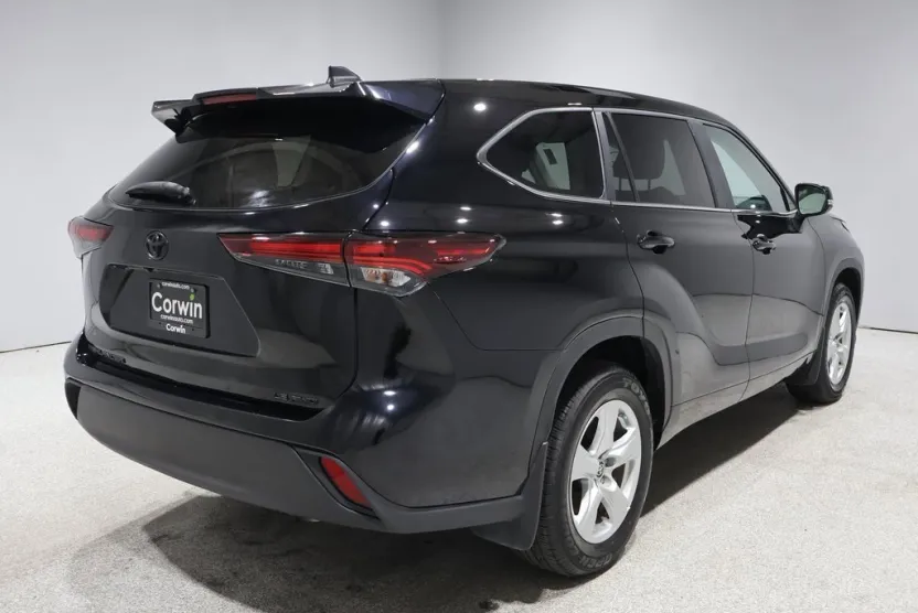 2024 Toyota Highlander LE photo 1