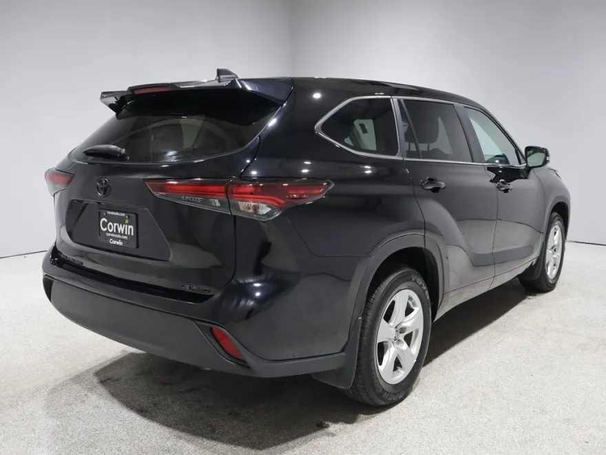 2024 Toyota Highlander LE photo 1