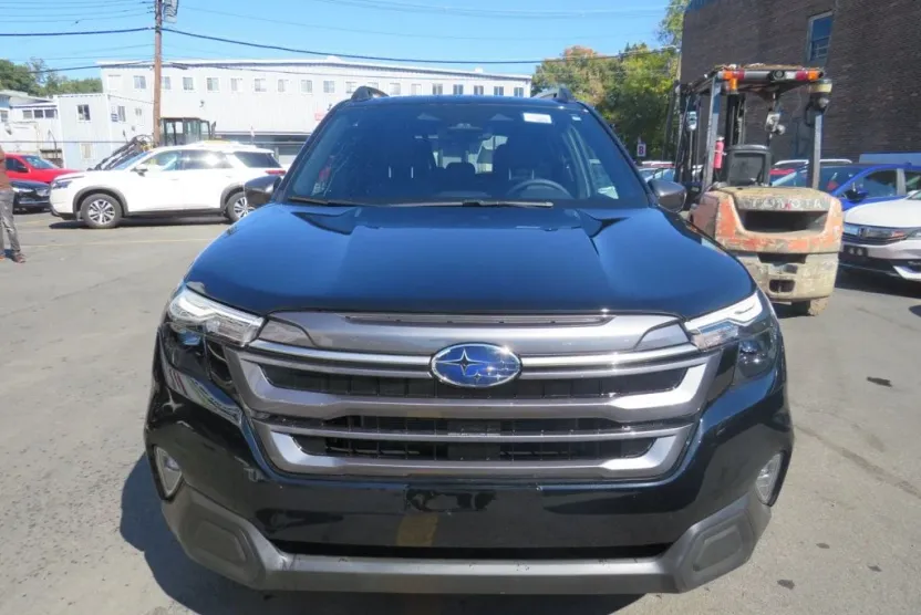 2025 Subaru Forester Premium photo 1