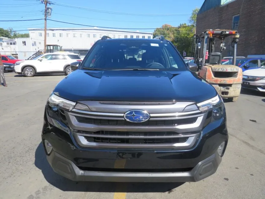 2025 Subaru Forester Premium photo 1