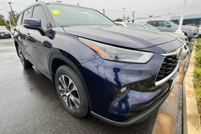 2022 Toyota Highlander XLE photo 1