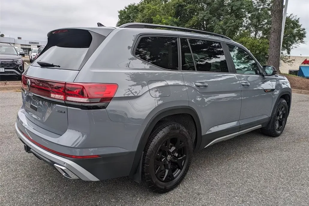 2024 Volkswagen Atlas Peak Edition SEL photo 1
