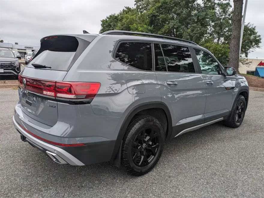 2024 Volkswagen Atlas Peak Edition SEL photo 1