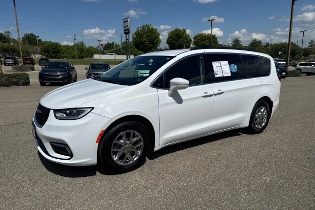 2022 Chrysler Pacifica Touring L photo 1