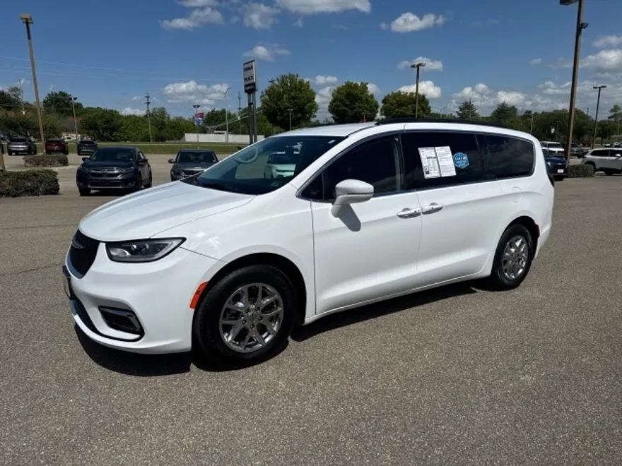 2022 Chrysler Pacifica Touring L photo 1