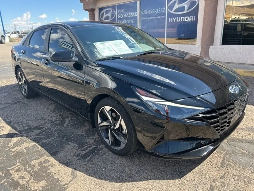 2023 Hyundai Elantra SEL photo 1