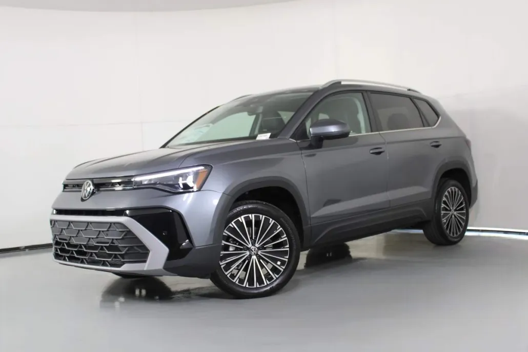 2025 Volkswagen Taos SE photo 1