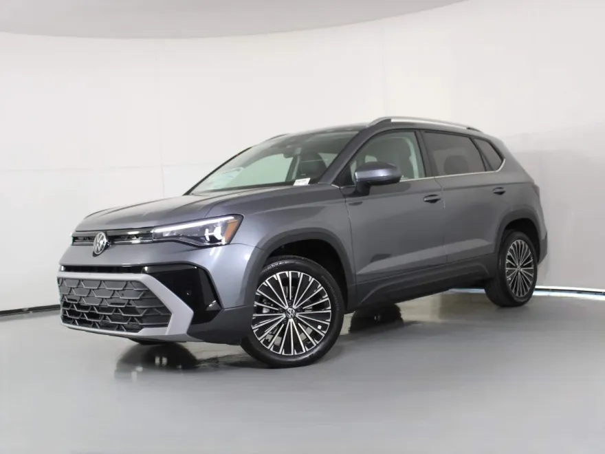 2025 Volkswagen Taos SE photo 1