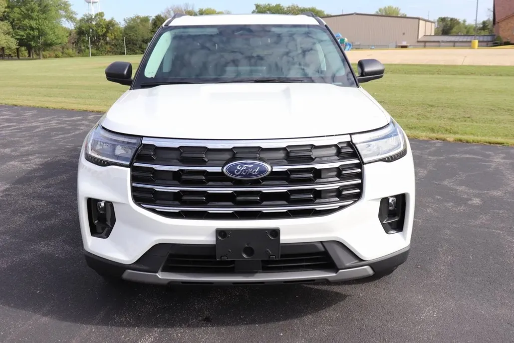 2025 Ford Explorer photo 1