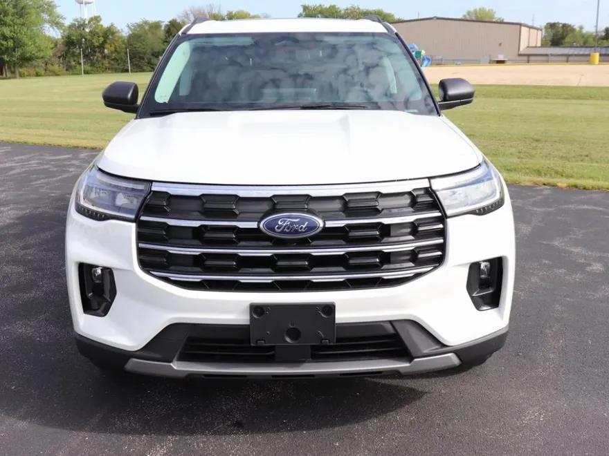2025 Ford Explorer photo 1