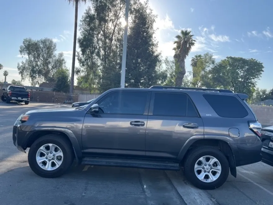 2014 Toyota 4Runner SR5 photo 1