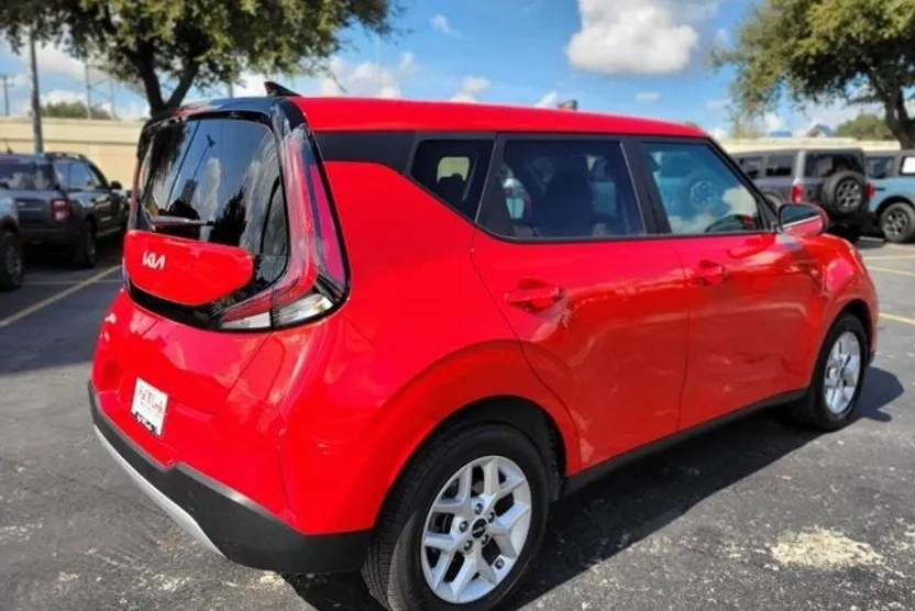 2024 Kia Soul LX photo 1