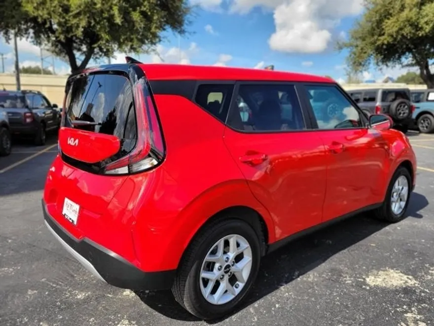 2024 Kia Soul LX photo 1