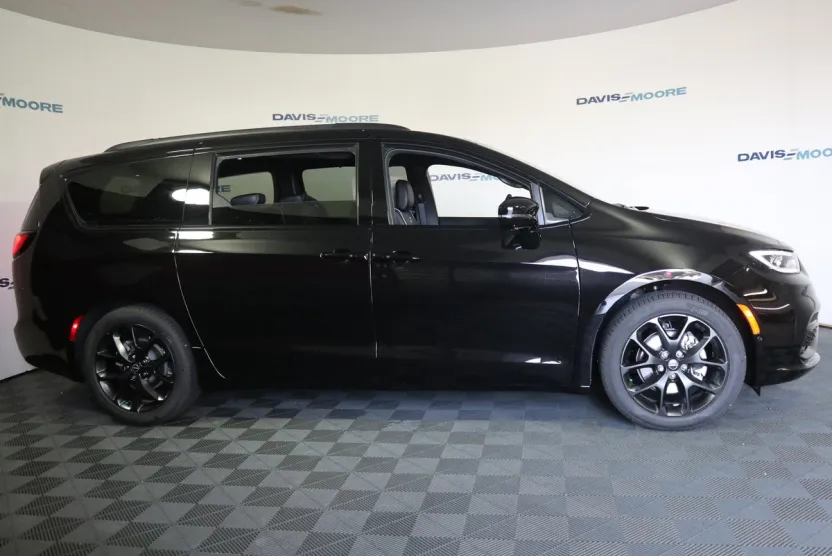 2026 Chrysler Pacifica Limited photo 1