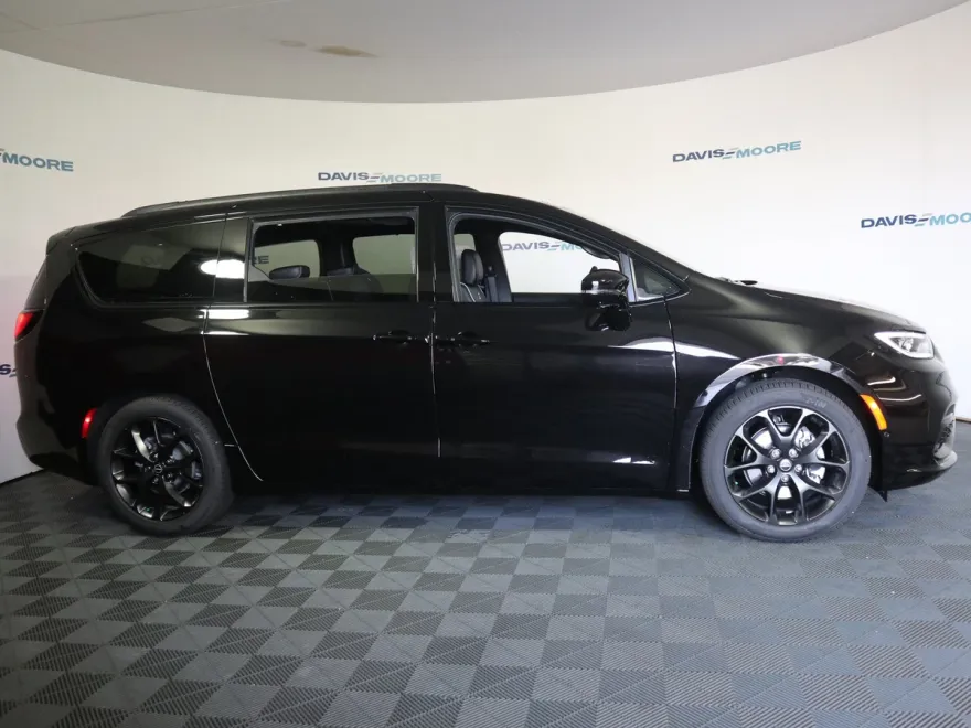 2026 Chrysler Pacifica Limited photo 1