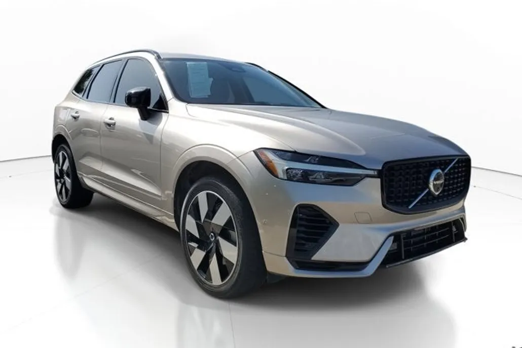 2023 Volvo XC60 Recharge Hybrid T8 eAWD Plus photo 1