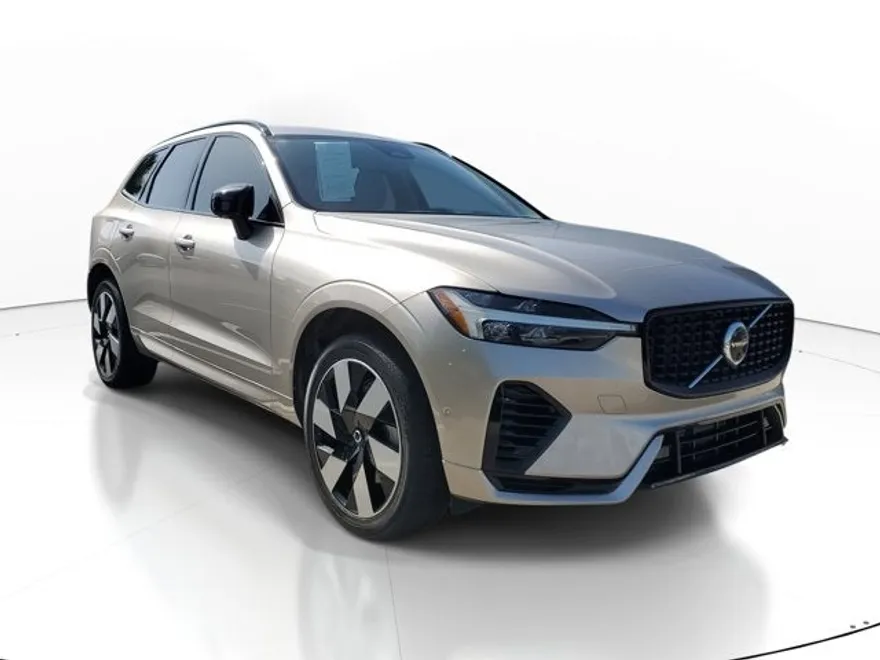 2023 Volvo XC60 Recharge Hybrid T8 eAWD Plus photo 1
