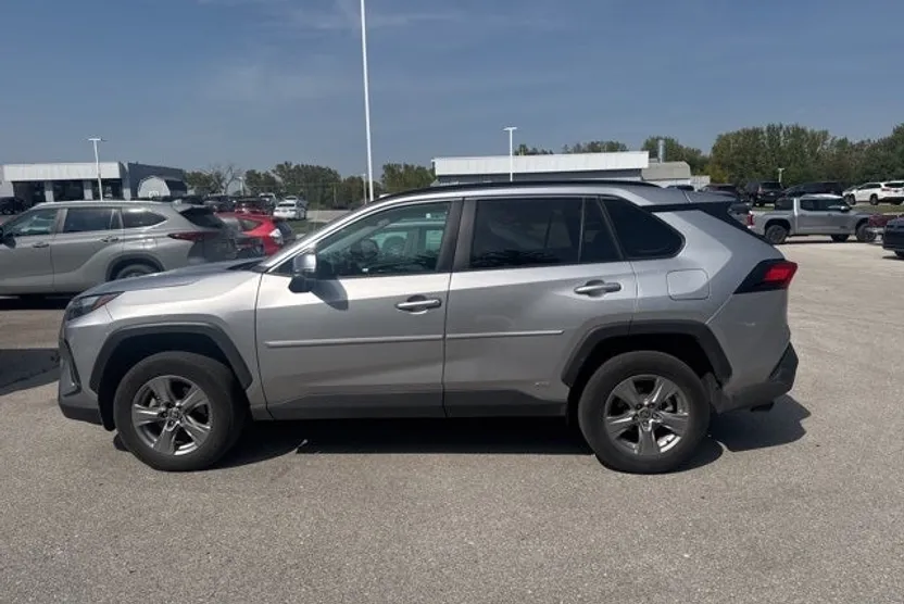 2023 Toyota RAV4 Hybrid XLE photo 1