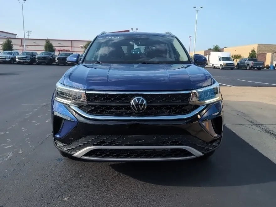 2024 Volkswagen Taos SE photo 1