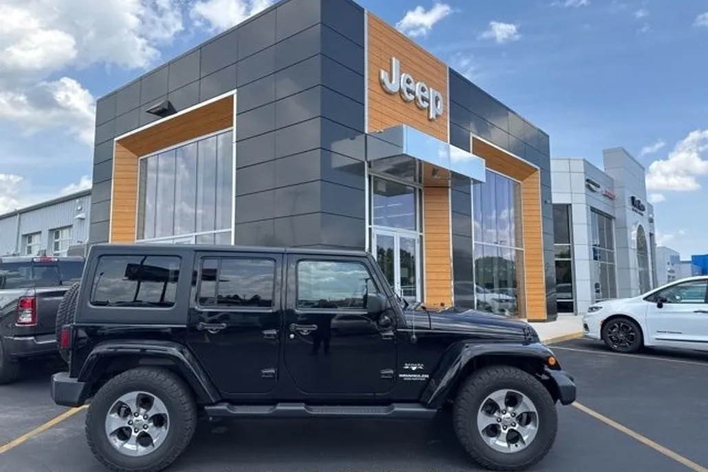 2017 Jeep Wrangler Sport Unlimited Sahara photo 1