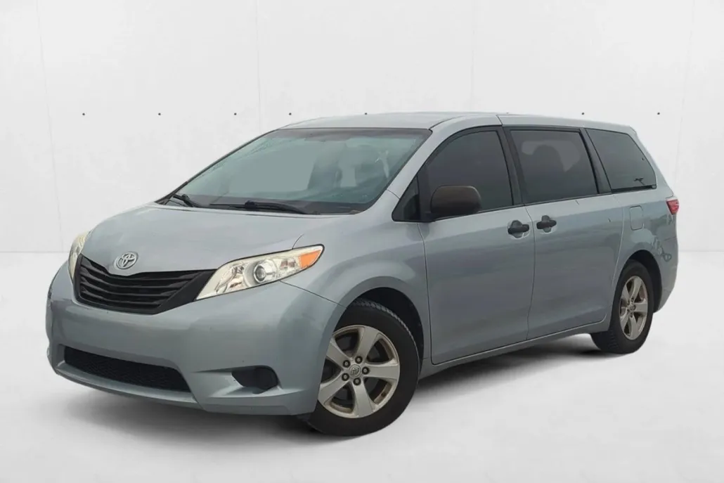 2015 Toyota Sienna L photo 1