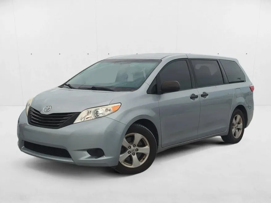 2015 Toyota Sienna L photo 1