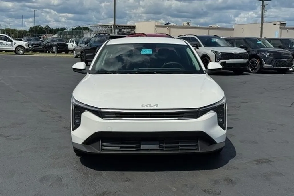 2025 Kia K4 LXS photo 1
