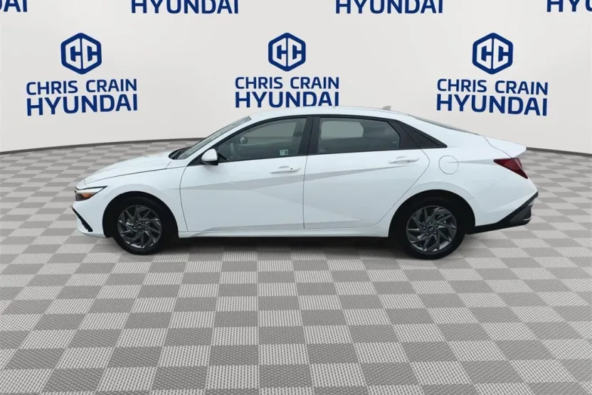 2024 Hyundai Elantra SEL photo 1