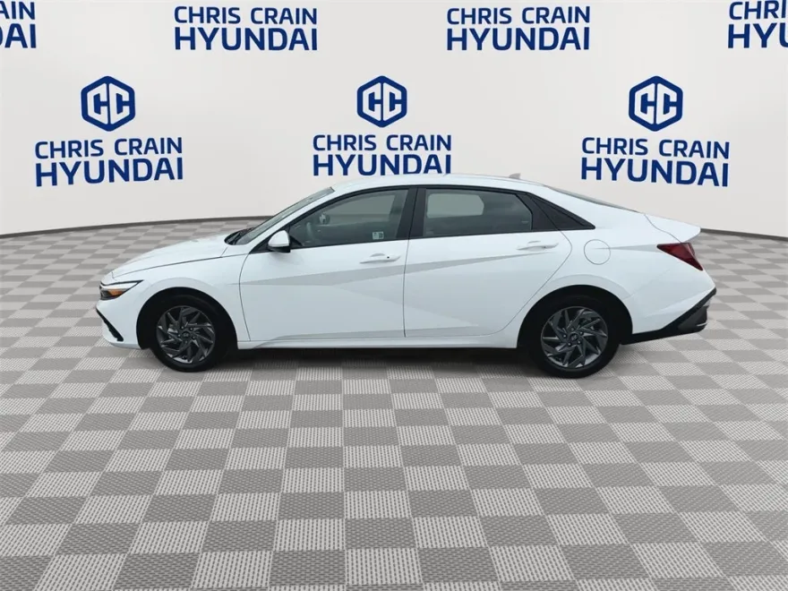 2024 Hyundai Elantra SEL photo 1