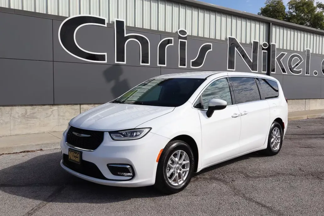 2023 Chrysler Pacifica Touring L photo 1