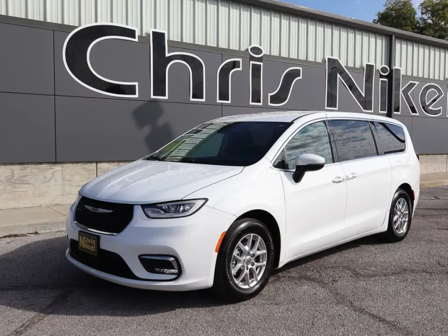 2023 Chrysler Pacifica Touring L photo 1