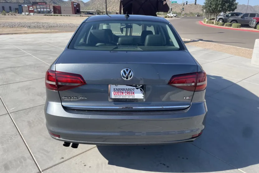 2017 Volkswagen Jetta 1.8T SEL photo 1