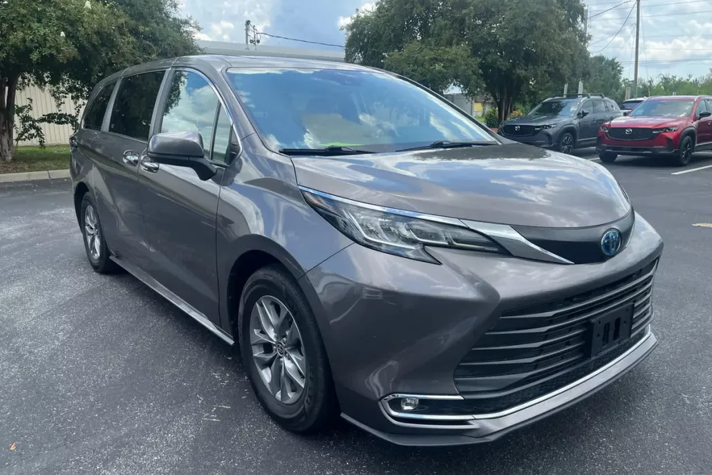 2022 Toyota Sienna XLE photo 1