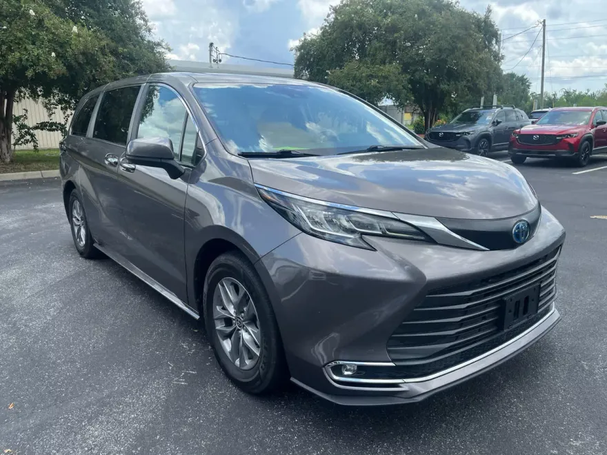 2022 Toyota Sienna XLE photo 1