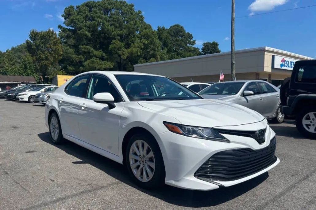 2020 Toyota Camry LE photo 1