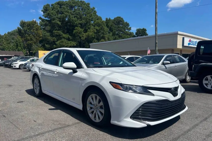 2020 Toyota Camry LE photo 1