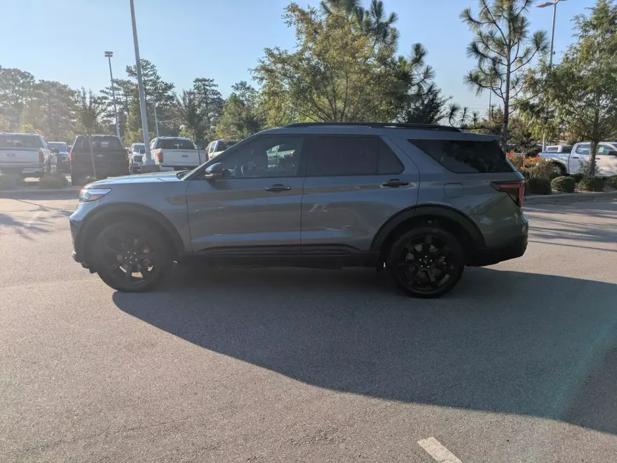 2021 Ford Explorer ST photo 1