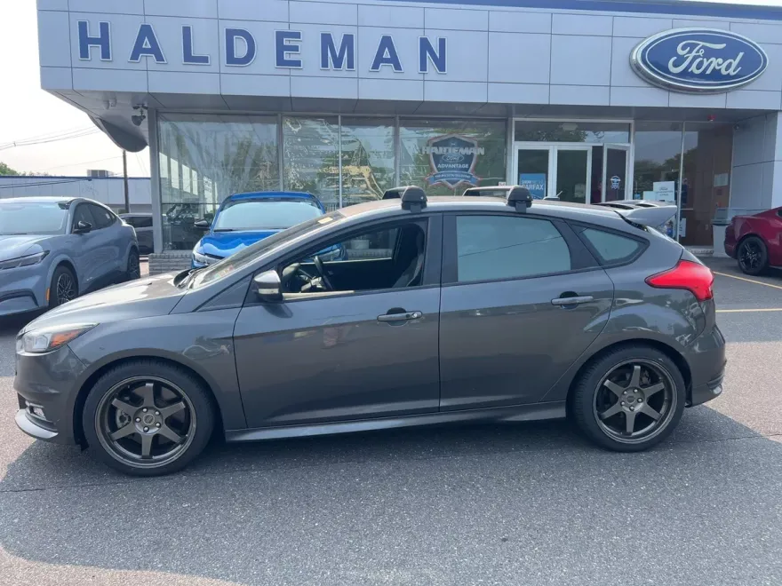 2017 Ford Focus ST photo 1