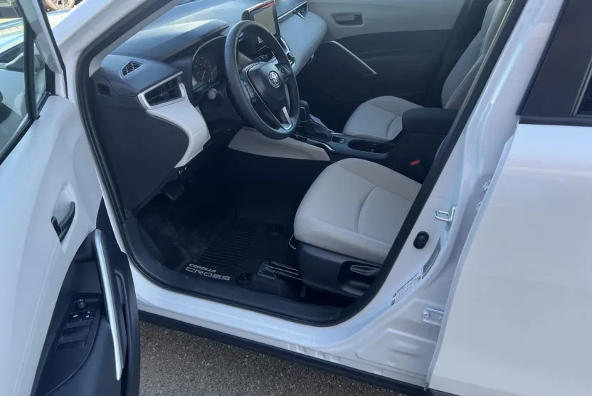 2025 Toyota Corolla Cross LE photo 1