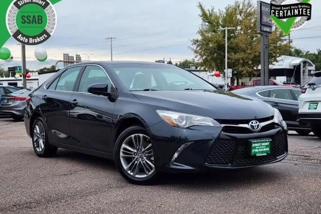 2017 Toyota Camry SE photo 1