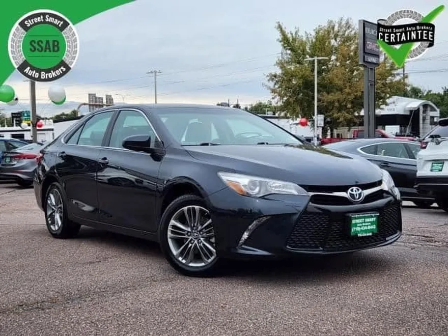 2017 Toyota Camry SE photo 1