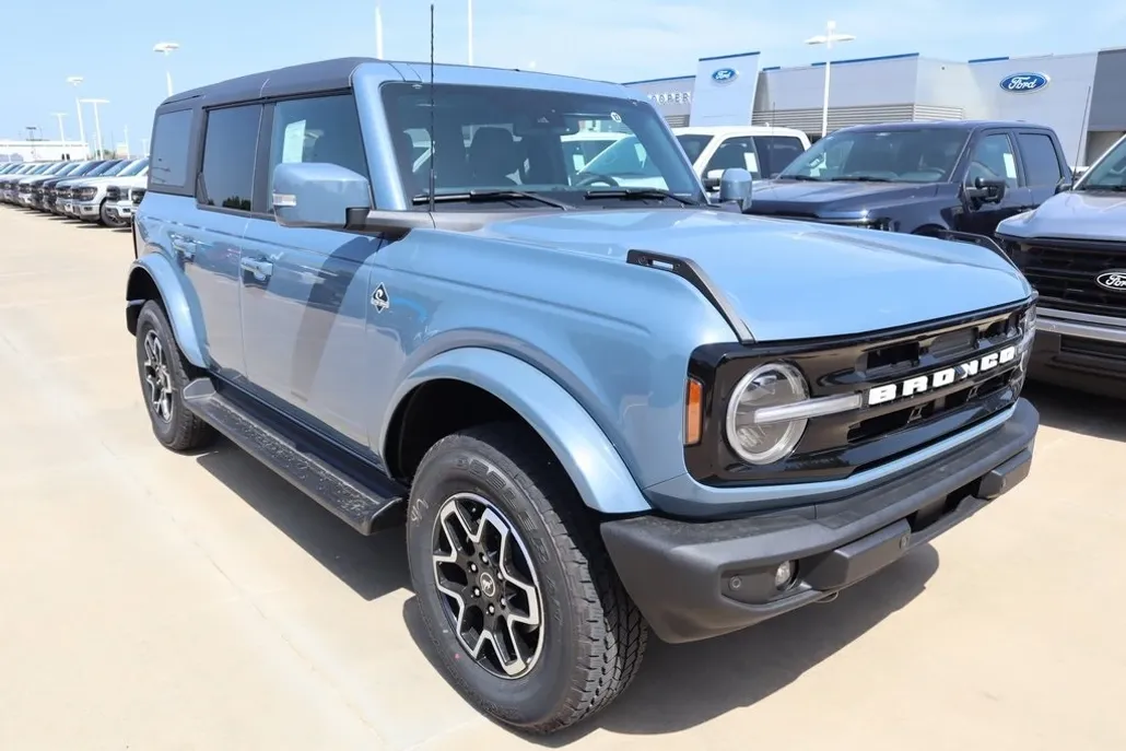 2025 Ford Bronco Outer Banks photo 1