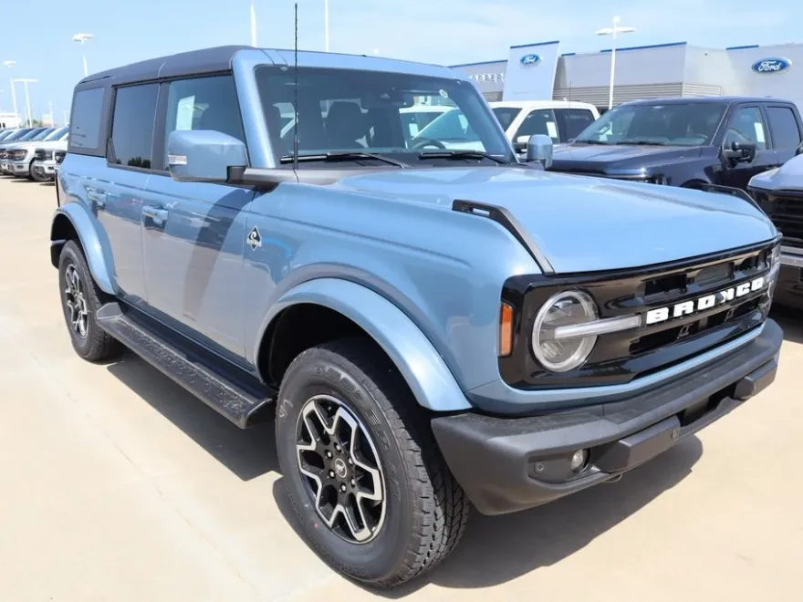 2025 Ford Bronco Outer Banks photo 1